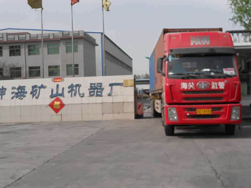 【動態(tài)】出口越南設(shè)備今天順利裝車 